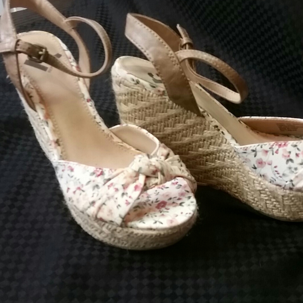 Floral wedge shoes